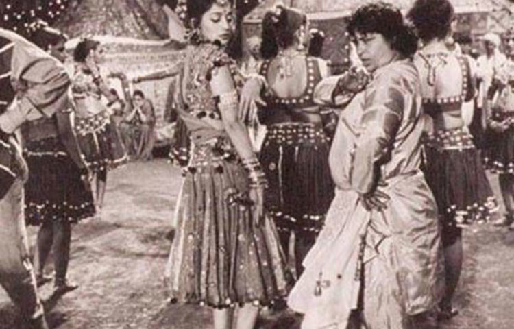 মাধুরী নাকি তৎকালীন সময়ের সবচেয়ে বেশি পারিশ্রমিক পাওয়া অভিনেত্রী ছিলেন। হাম আপকে হ্যায় কোন ছবিতে তিনি নাকি সলমনের চেয়েও বেশি পারিশ্রমিক পেয়েছিলেন।