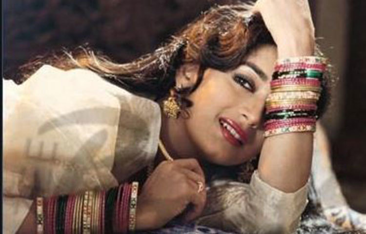 কেবল সাফল্য নয়, মাধুরীর ক্যারিয়ার দেখেছে ব্যর্থতাও। ১৯৮৪ থেকে ১৯৮৮ পর্যন্ত টানা ৮ টি ছবি ধাক্কা খেয়েছিল বক্স অফিসে।