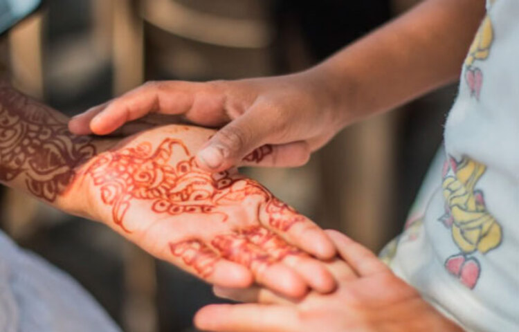 মেহেদির আগে বা পড়ে কী করলে রং খুব ভালো হবে- এ নিয়ে অনেকেই চিন্তায় থাকেন। প্রথমেই মনে রাখতে হবে অনুষ্ঠানের আগে হাতে অন্তত ২-৩ দিন সময় রেখে মেহেন্দি পরুন। কারণ মেহেদিতে রং ধরতে একটু সময় নেয়।