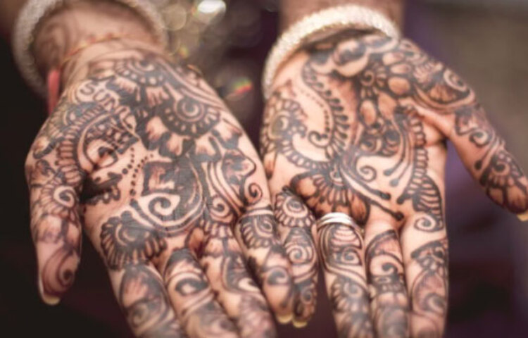 পেডিকিওর, ম্যানিকিওর, ওয়াক্সিং করার থাকলে তা মেহেদি পরার আগেই করে নিতে হবে। মেহেদি পরার আগে খুব ভালো করে সাবান দিয়ে হাত ধুতে হবে। তারপর লাগাতে হবে ইউক্যালিপটাস অয়েল।