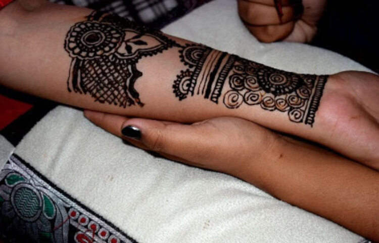 এবার মেহেদি পরুন। তারপর মেহেদি পুরোপুরি শুকিয়ে যেতে দিন। বেøা-ড্রায়ার ব্যবহার করবেন না। হাত বেশে নাড়াচাড়াও করা উচিত নয়। তবে গ্যাস ওভেনে হাত সেঁকতে পারেন।