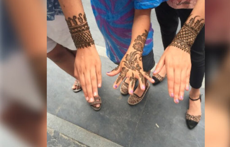 যতক্ষণ সম্ভব মেহেদি হাতে রাখুন। ভালো হয় রাতে মেহেদি পরে সকাল পর্যন্ত রেখে দিতে পারলে। দরকাল হলে হাতে প্লাস্টিক বেঁধে শুয়ে পড়ুন। এতে বিছানা নোংরা হবে না।