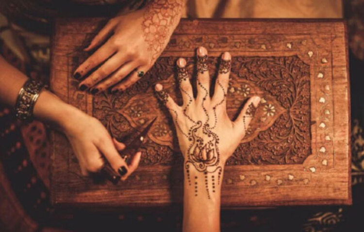 সকালে উঠে লেবু আর চিনি জল দিন মেহেদির উপর। আরো একবার শুকিয়ে যেতে দিন। সম্পূর্ণভাবে শুকিয়ে গেলে দুহাত আস্তে আস্তে ঘষে তুলে ফেলুন।