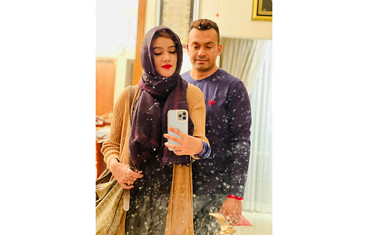 স্বামীর সাথে সেলফিতে মাহি। ছবি: ফেসবুক