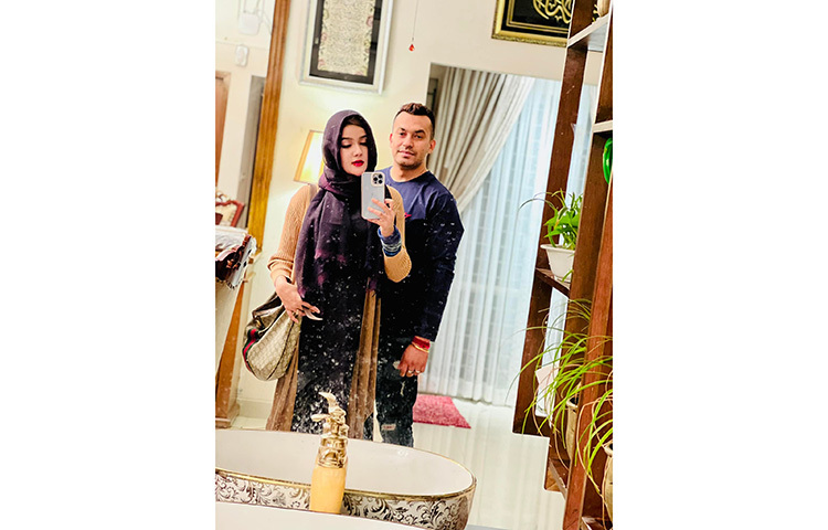 মিরর সেলফিতে মেতেছেন মাহি। ছবি: ফেসবুক