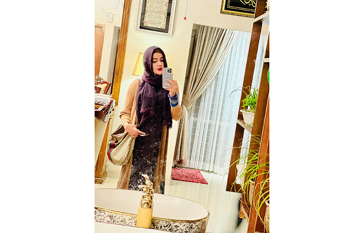 ছবি দেখে বোঝা যাচ্ছে তিনি কোথাও যাওয়ার প্রস্তুতি নেওয়ার সময়ে এ সেলফি তুলেছেন। ছবি: ফেসবুক