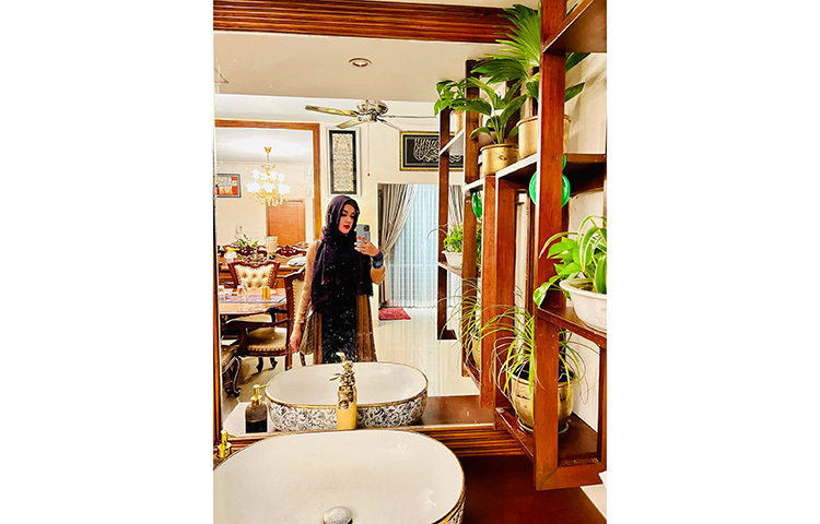 সম্প্রতি মাহি ওমরাহ হজ করে এসেছেন। ছবি: ফেসবুক