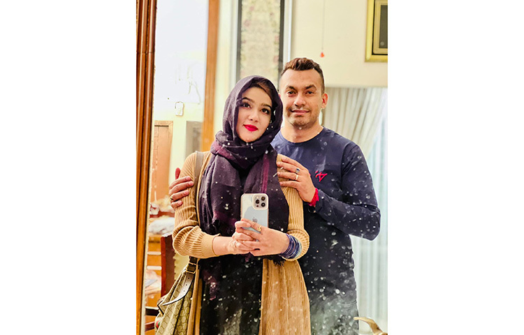 এখন তিনি ছবির শুটিং নিয়ে ব্যস্ত রয়েছেন। ছবি: ফেসবুক