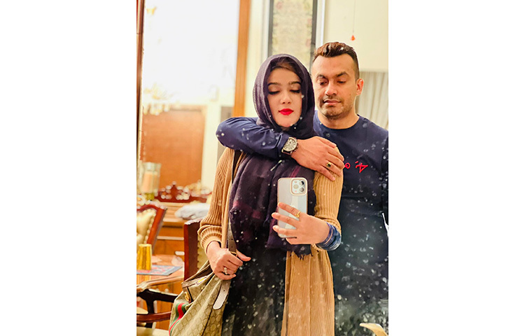 স্বামীর সঙ্গে হাস্যেজ্জ্বল মাহি। ছবি: ফেসবুক