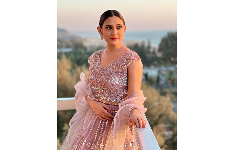 নজরকাড়া দৃষ্টিতে মেহজাবীন। ছবি: ফেসবুক