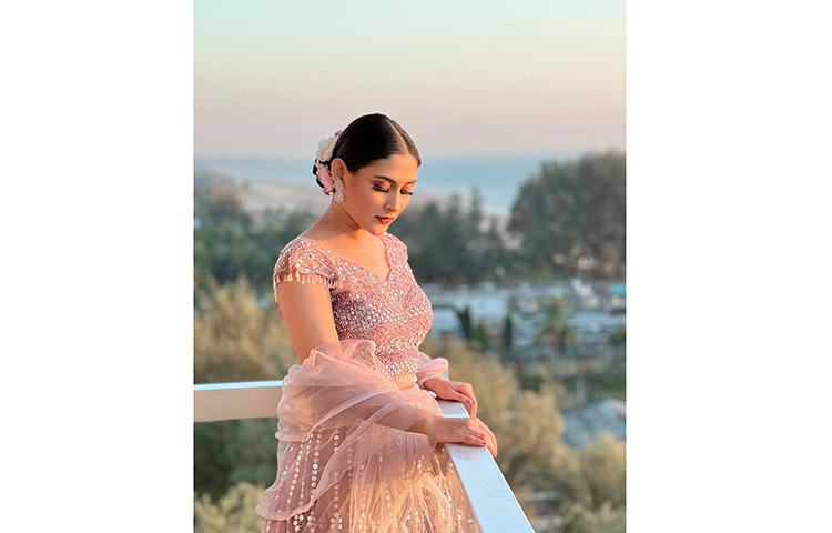 বিভিন্ন মাধ্যমে জানা গেছে, মেহজাবীন নির্মাতা আদান আল রাজীবের সঙ্গে প্রেম করছেন। ছবি: ফেসবুক