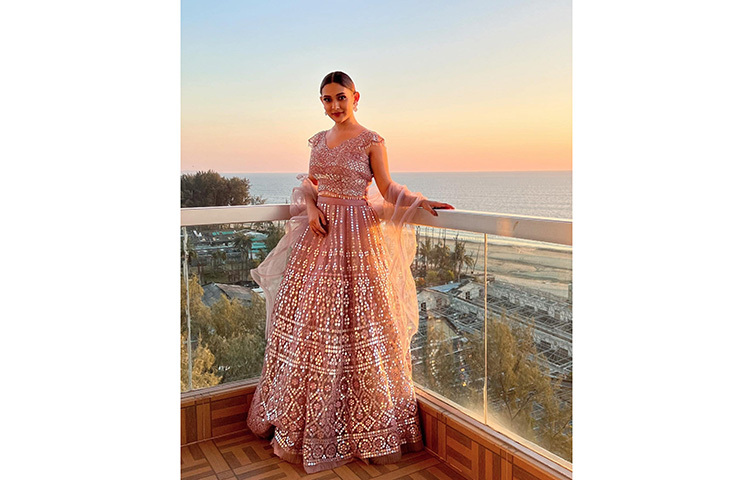 নির্মাতা রাজীবের সঙ্গে মেহজাবীনের একটি ছবিও ভাইরাল হয়েছে। ছবি: ফেসবুক