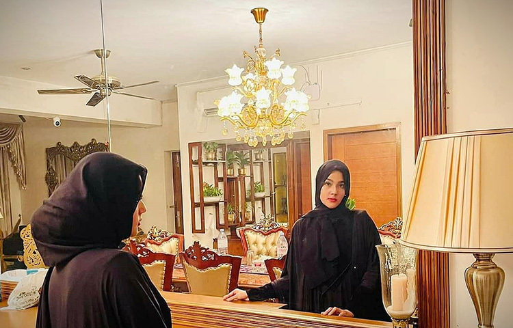 সম্প্রতি মাহির বোরকা পরা এই ছবিগুলো ভাইরাল হয়েছে। ছবি: সংগৃহীত