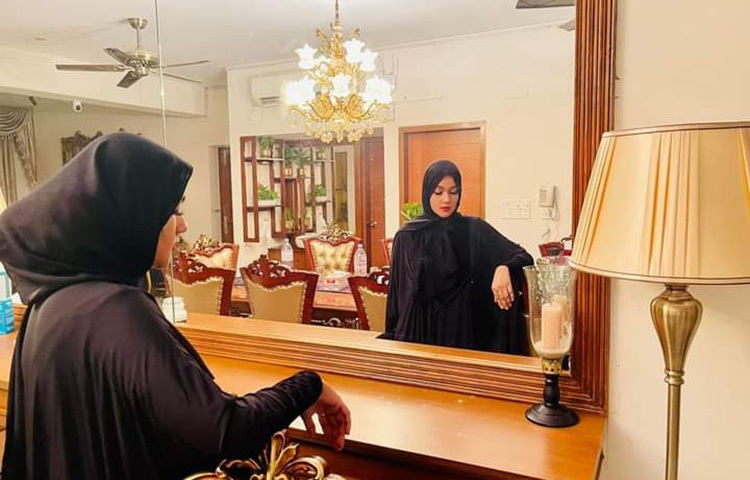 নিজেকে আয়নায় দেখছেন মাহি। ছবি: সংগৃহীত