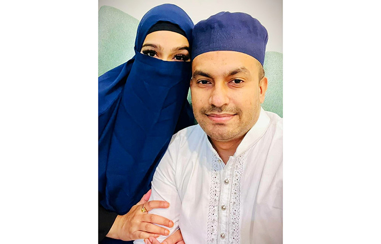 স্বামীর সাথে মাহি। ছবি: সংগৃহীত