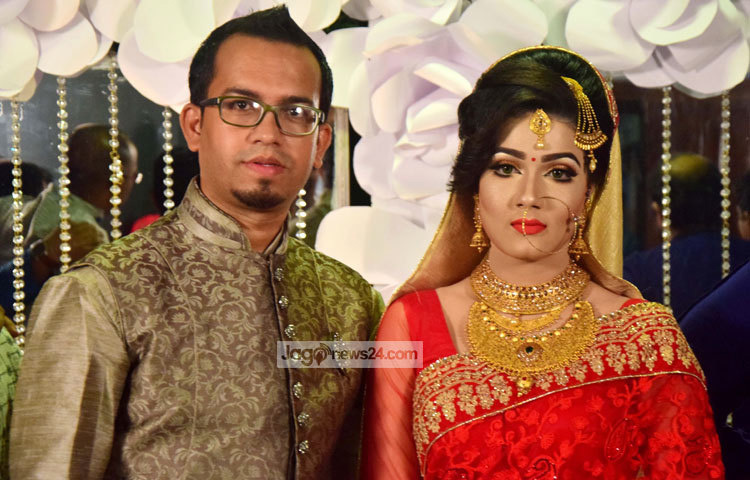 এর আগেও বেশ কয়েকবার ভাঙনের গুঞ্জন উঠেছে। তবে প্রতিবারই স্বামীর সঙ্গে রোমান্টিক ছবি কিংবা স্ট্যাটাসে সেসব গুঞ্জন উড়িয়ে দিয়েছেন মাহি। ছবি: জাগো নিউজ