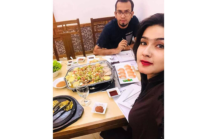 সংসার ভেঙে যাওয়া প্রসঙ্গে মাহির স্বামী পারভেজ মাহমুদ অপু বলেন, ‘কয়েক মাস ধরে আমাদের মাঝে ঝামেলা হচ্ছে। বনিবনা হচ্ছে না। তাই আমরা আলাদা থাকছি। দুই পরিবারের মতামতের ভিত্তিতেই এ সিদ্ধান্ত নিয়েছি।’ ছবি: সংগৃহীত