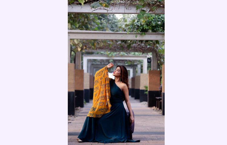 নীল পোশাকে মাহিকে দেখে প্রশংসা করছেন তার ভক্ত-অনুসারীরা। ছবি: ফেসবুক