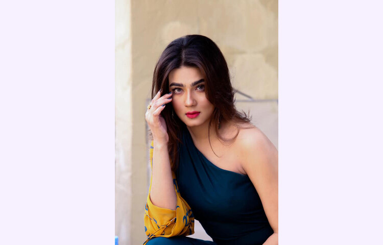 ক্যামেরার মুখোমুখি মাহি। ছবি: ফেসবুক