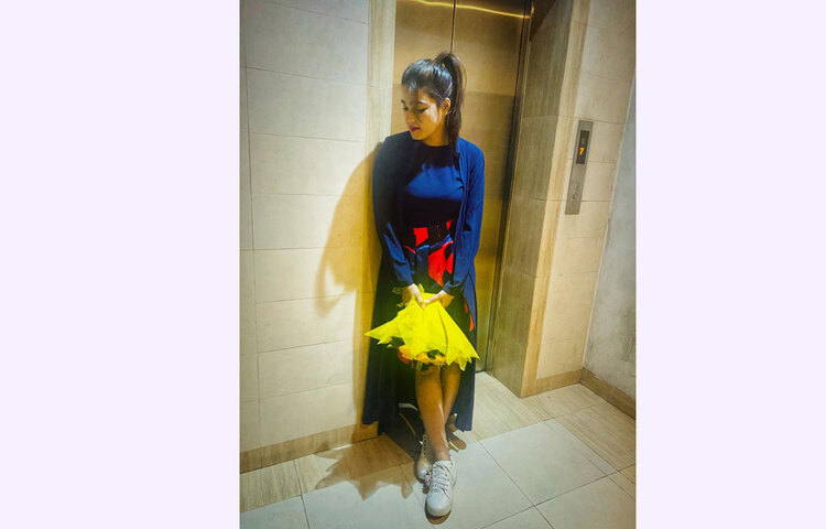 মাহির এ ছবি দেখে আদ্রিকা আরাত্রি নামে একজন লিখেছেন ‘গাউনটা খুবই সুন্দর আপু। সুন্দর মানুষকে সুন্দর মানাবে। অসুন্দরকে দর্জার কাপড় পড়ছে বুঝা যাবে।’ ছবি: ফেসবুক