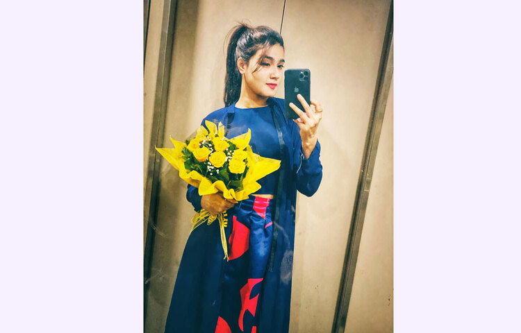 সেলফি তোলায় ব্যস্ত মাহি। ছবি: ফেসবুক