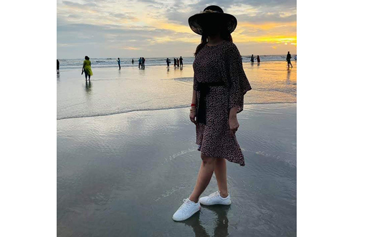 শেষ বিকেলের আলোয় সৈকতে মাস্ক পরা মাহি। ছবি: ফেসবুক