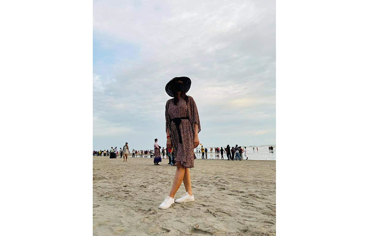 মাহি বোধহয় ভক্তদের ভিড় এড়াতে এভাবে সৈকতে গিয়েছিলেন। ছবি: ফেসবুক