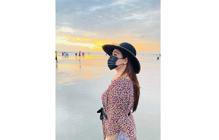 মাহির এ ছবি দেখে হৃদয় দে নামের একজন মজা করে মন্তব্য করেছেন, ‘একা একা কেমন জানি লাগে তোমারে। আমারে সাথে নিলে আরো ভালো লাগতো তোমারে, আহ কি শান্তি, নদীর ঢেউ আর আমি আর তুমি।’ ছবি: ফেসবুক