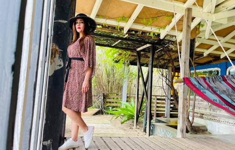 মাস্ক ছাড়া মাহি। ছবি: ফেসবুক