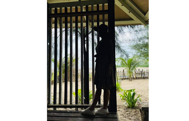 আলো আর আঁধারির মাঝে মাহি। ছবি: ফেসবুক