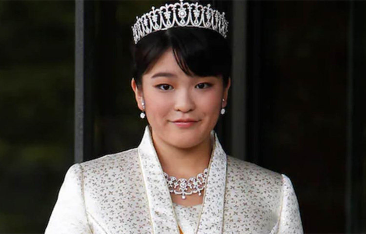 ২০১৭ সালে তাদের বাগদান হয়েছিল। সম্প্রতি তারা আনুষ্ঠানিক বিয়েও করলেন। নিয়ম অনুযায়ী, সাধারণ পরিবারে বিয়ে করায় রাজপরিবারের সঙ্গে যাবতীয় সম্পর্ক ছেদ করতে হয় মাকোকে। রাজ পরিবারের ১০.৩ লাখ ডলার সম্পত্তিও আর দাবি করবেন না তিনি। জাপানের রাজপরিবারের ঐতিহ্য আর প্রথা মেনে বিয়ের কোনো রীতিও পালন হয়নি। ছবি: সংগৃহীত