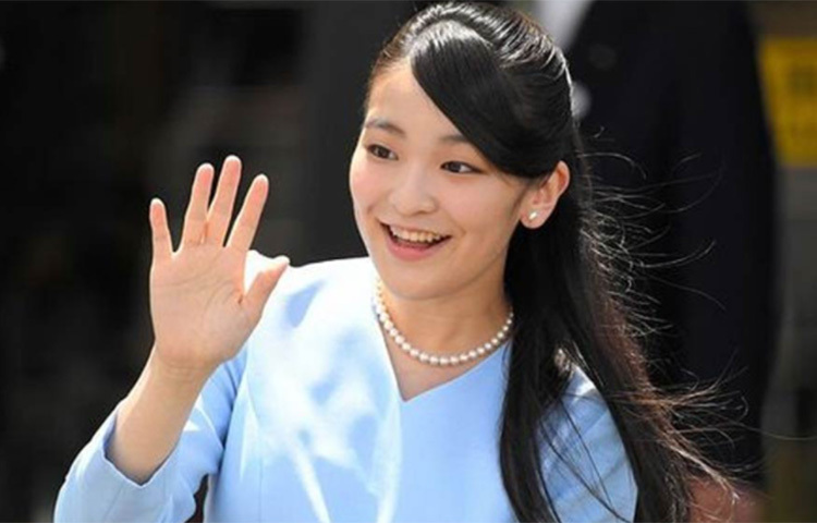 প্যাস্টেল রঙের ফুলহাতা পোশাক আর হাল্কা মুক্তোর গয়না পরে নিজের বাড়ি ছাড়েন মাকো। মেয়েকে বিদায় জানাতে রাজপ্রাসাদের দরজা পর্যন্ত এসেছিলেন মাকোর বাবা, জাপানের বর্তমান সম্রাট নারুহিতোর ভাই, যুবরাজ ফুমিহিতো। ছিলেন মাকোর মা যুবরানী কিকো কাওয়াশিমা এবং বোন কাকো-ও। ছবি: সংগৃহীত