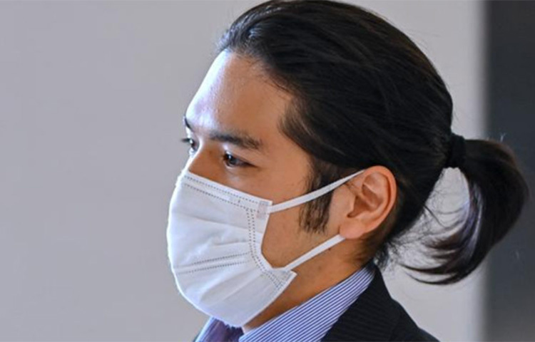 সম্রাট আকিহিতোর খুব আদরের নাতনি মাকো। লেস্টার বিশ্ববিদ্যালয় থেকে স্নাতকোত্তর ডিগ্রি নিয়ে গবেষকের কাজ নেন একটি জাদুঘরে। আর তার ৩০ বছর বয়সের প্রেমিক কেই কোমুরো কাজ করেন টোকিয়োর একটি আইন সংস্থায়। খুব একটা উঁচু পদে কাজ করেন তিনি, এমনটাও নয়। ছবি: সংগৃহীত