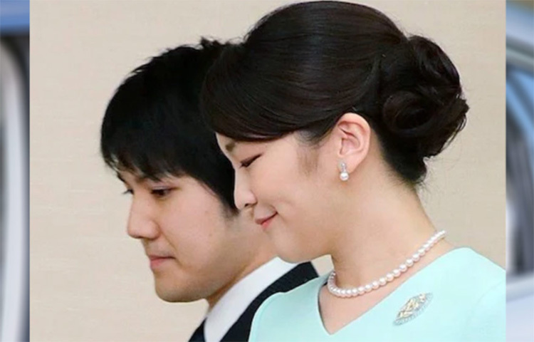 তবে মা, বাবার কাছ থেকে কোমুরোকে কখনো লুকিয়ে রাখেননি রাজকুমারী মাকো। তাদের সঙ্গে অনেক আগেই কোমুরোর আলাপ করিয়ে দিয়েছিলেন রাজকুমারী। ছবি: সংগৃহীত