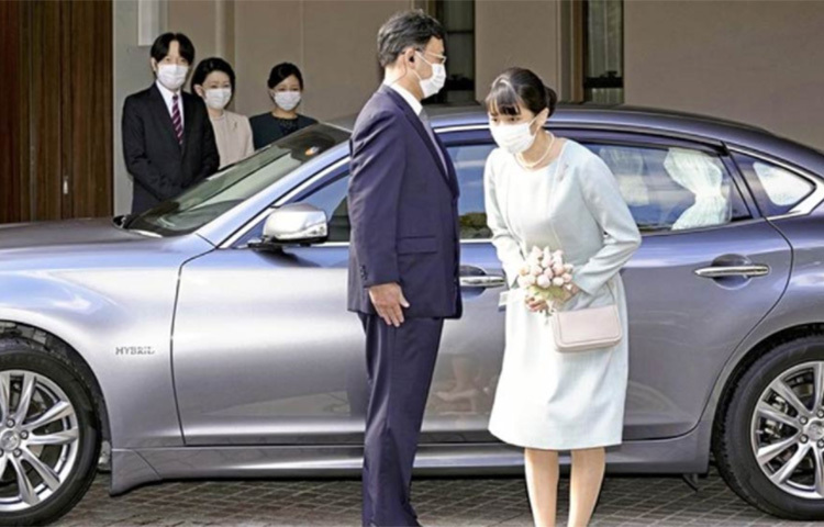 মাকোর ছিল বৈভবে ভরপুর জীবন। ঠিক তার উল্টো ছিল কোমুরোর জীবন। একা মায়ের কাছেই বড় হওয়া তার। আর্থিক অবস্থা তেমন ভালো ছিল না। কোমুরোর পড়াশোনার খরচ অনেকাংশে বহন করেছিলেন মায়ের প্রাক্তন প্রেমিক। টোকিও পর্যটন শিল্পের জন্য কাজ করেও উপার্জন করতেন কোমুরো। ছবি: সংগৃহীত