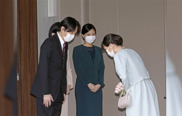 চার বছর আগে বিয়ের পাকাপাকি সিদ্ধান্তটা নিয়ে ফেলেছিলেন তারা। তা নিয়ে হইচই পড়ে গিয়েছিল জাপানজুড়ে। ভালোবাসার টানে বরাবরের জন্য প্রাসাদ ছেড়ে রাজকুমারী চলে যাবেন সাধারণ মধ্যবিত্ত পরিবারে, মন থেকে অনেকেই এটা মেনে নিতে পারছিলেন না। ছবি: সংগৃহীত