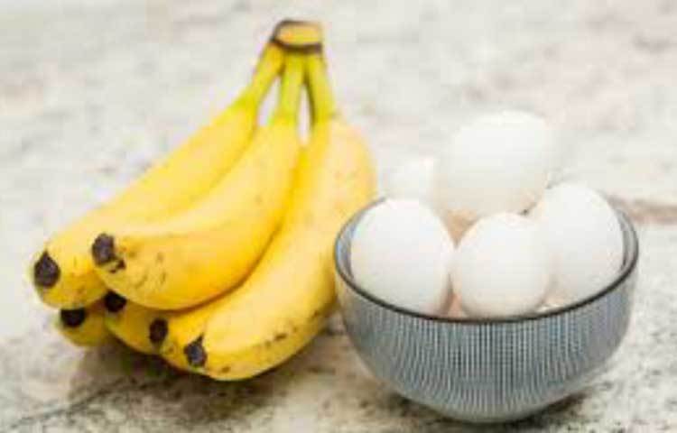 একটি কলাকে ভাল করে পেস্ট করে নিতে হবে। এর সঙ্গে ডিমের সাদা অংশ ও টক দই ভালো করে মিশিয়ে নিন। এরপর মিশণটি ভালো করে মুখে ও গলায় লাগিয়ে নিন। কলায় প্রচুর পরিমাণে ভিটামন-সি, পটাশিয়াম ও অ্যান্টি-অক্সিডেন্ট থাকে। যা ত্বকের জন্য খুবই উপকারি। ১৫ মিনিট পর শুকিয়ে গেলে হালকা গরম জল দিয়ে ধুয়ে ফেলুন। সপ্তাহে দুইবার করে এই ফেস প্যাকটি ব্যবহার করুন।