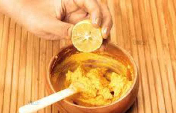 একটি পাত্রে কিছুটা বেসন নিন। এর সঙ্গে কিছুটা লেবুর রস, হলুদ ও গোলাপ জল মিশিয়ে নিন। বেসন আমাদের মুখ পরিষ্কার করে ও মৃত কোষ দূর করে। এছাড়াও মুখ থেকে তেল এবং ট্যান দূর করে। হলুদে যেহেতু অ্যান্টি ব্যাকটেরিয়াল উপাদান থাকে,তাই ব্রন প্রতিরোধ করে। মিশ্রণটি শুকিয়ে যাওয়ার ১৫ মিনিট পর ঠান্ডা জল দিয়ে ধুয়ে ফেলুন।