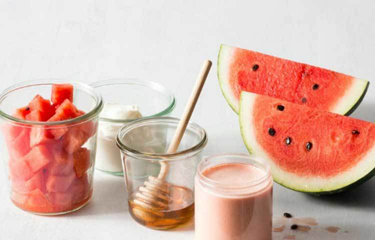 কিছুটা শশার রসের সঙ্গে তরমুজের রস মিশিয়ে নিন। তাতে দিন দই ও গুড়ো দুধ। এই মিশ্রণটি ভালো করে মুখে লাগিয়ে ২০ মিনিট পর হালকা গরম জল দিয়ে ধুয়ে ফেলুন। শশা ত্বককে হাইড্রেট করে ও নরম করে। এছাড়াও ত্বক থেকে কালো ছাপ দূর করে। দই ও দুধ ত্বককে পরিষ্কার করে।