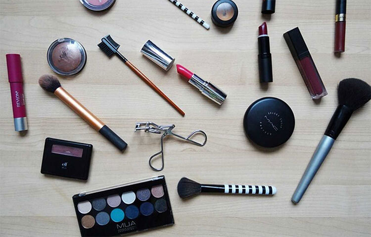 সাধারণ সময়ের চেয়ে গরমের জন্য আপনার চিরাচরিত মেকআপকেই একটু বদলাতে হবে। যেমন ধরুন,- যে ধরনের মেকআপ বেশিক্ষণ স্থায়ী থাকে, সেই ধরনের মেকআপ ব্যবহার করুন। ছবি: সংগৃহীত