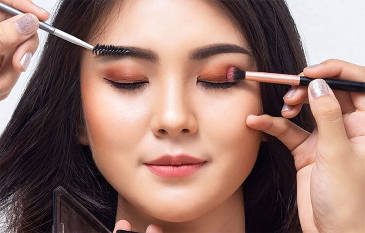 যদি ঘামের সমস্যা থাকে, তাহলে মেকআপ করার আগে আইস প্যাক লাগান। ছবি: সংগৃহীত