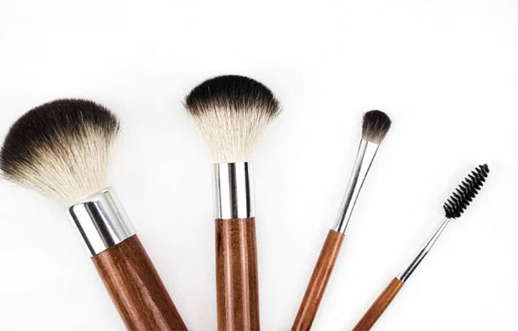 অবশ্যই ব্যবহার করুন মেকআপ স্প্রে বা ফিক্সার। নিয়মিত মেকআপ ব্রাশ পরিষ্কার করুন। ছবি: সংগৃহীত