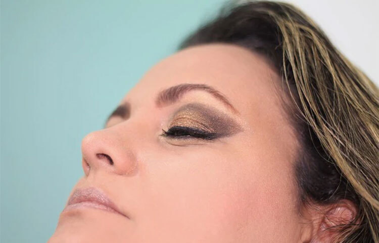 গরমে যত সম্ভব হালকা মেকআপ করুন। চুল খোলা না রাখাই ভালো। হাতে অবশ্যই রাখুন রুমাল অথবা ওয়েট টিস্যু। ছবি: সংগৃহীত