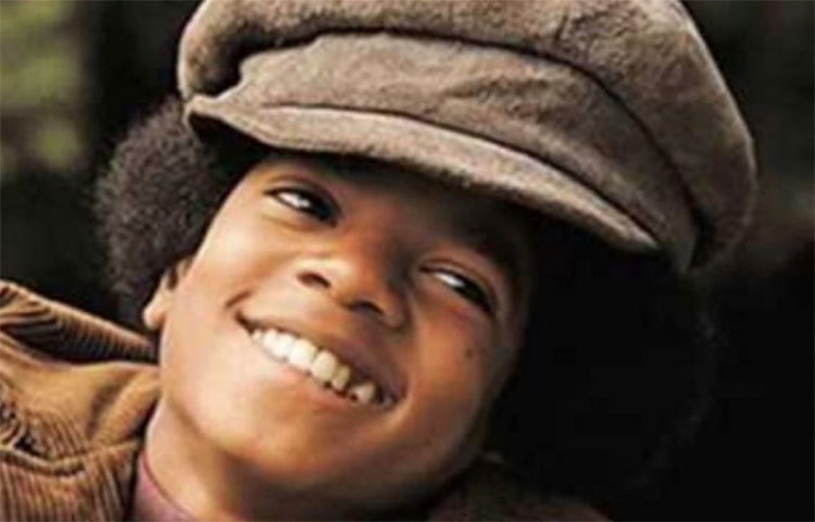 বিলি জিন: ১৯৮৩ সালে ইন্সট্রুমেন্টাল ভার্সান কালেকসান অ্যালবামে মুক্তি পায় এই গানটি। জানেন কি মাইকেল এই গোটা গানটি রেকর্ড করেছিলেন একটি ৬ ফিটের কার্টবোর্ড টিউবের মধ্যে বসে।