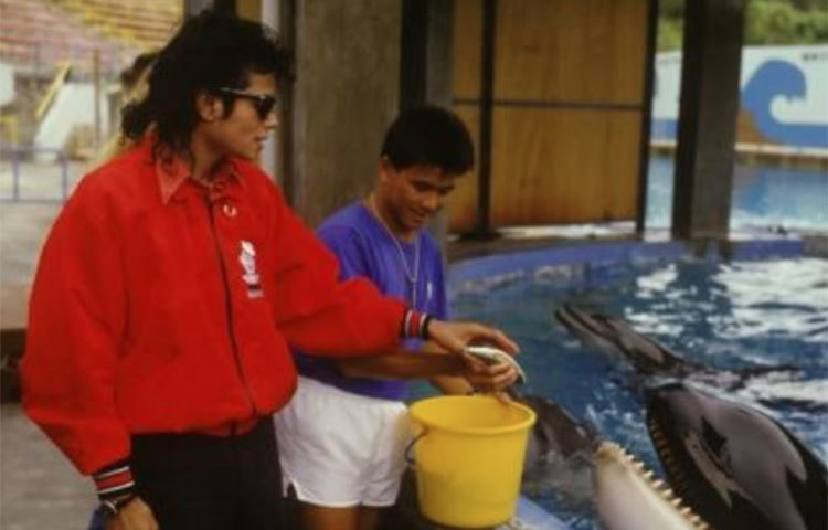 দ্য ওয়ে ইউ মেক মি ফিল: ১৯৮৭ সালে ব্যাড অ্যালবামে মুক্তি পায় এই গানটি। ২০০১ সালে একটি কনসার্টে এই গানটি গাইবার সময় মঞ্চে উঠে তার সঙ্গে অনুষ্ঠানে যোগ দিয়েছিলেন ব্রিটনি স্পিয়ার্স।