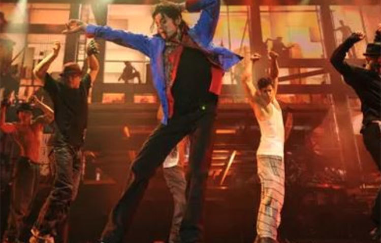 স্মুথ ক্রিমিনাল: ব্যাড অ্যালবামের এই গানটি পিপলস চয়েজ অ্যাওয়ার্ডে সেরা মিউজিক ভিডিওর স্বীকৃতি পায়।