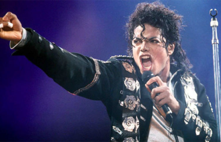 বিট ইট: ১৯৮২ সালে থ্রিলার অ্যালবাম থেকে জনপ্রিয় হয় এই গানটি। ১৯৮৩ সালে বেস্ট রক ভোকাল পারফরম্যান্স হিসাবে এই গানটি গ্র্যামি পুরস্কার পায়।