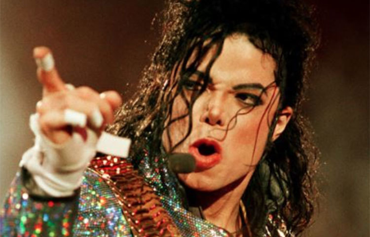 ইউ আর নট অ্যালোন: ১৯৯৫ সালে মুক্তি পাওয়া এই গানটি মার্কিন ইতিহাসে প্রথম বিলবোর্ডের ১০০ টা গানের মধ্যে ১ নম্বরে ছিল।