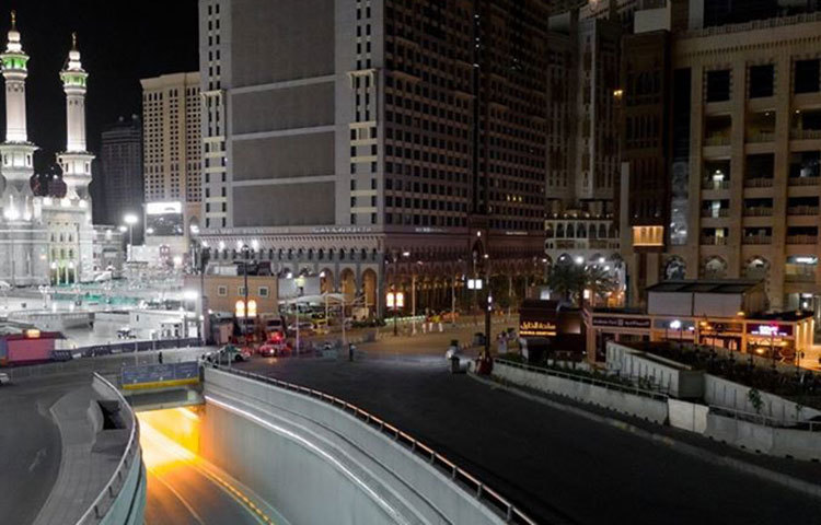 পবিত্র মক্কা নগরীর ব্যস্ততম একটি রাস্তার দৃশ্য।