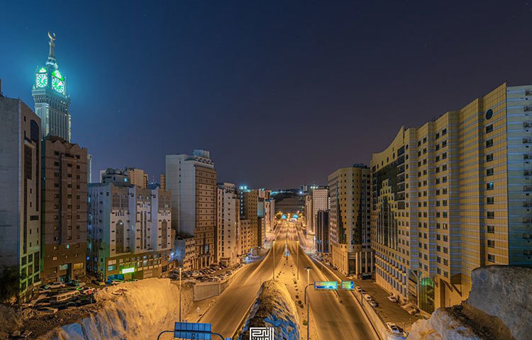 ব্যস্ততম এই রাস্তাটি এখন একদম জনশূন্য।